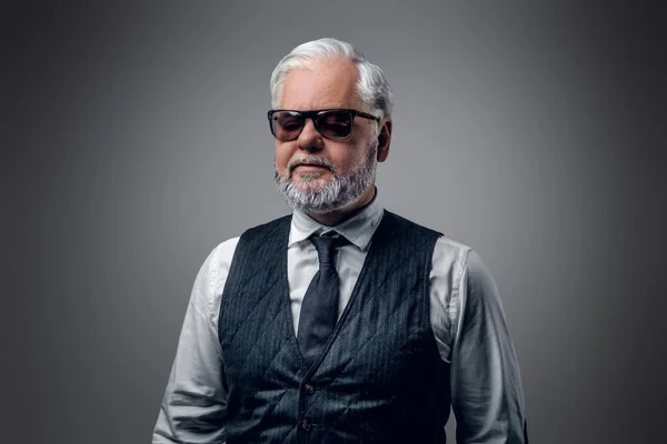 Porträtt Cool Gammal Man Med Solglasögon Klädda Väst Och Vit — Stockfoto