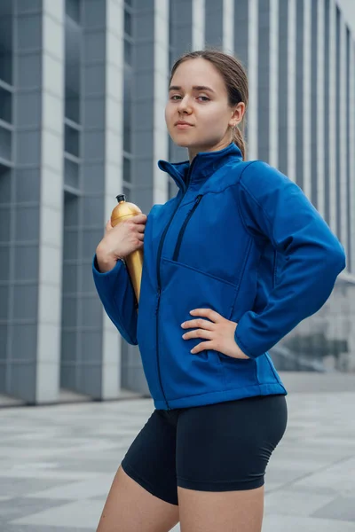 Πυροβολημένη Αυτοπεποίθηση Αθλήτρια Μπουκάλι Νερό Ντυμένη Αθλητικά Ρούχα Εξωτερικούς Χώρους — Φωτογραφία Αρχείου