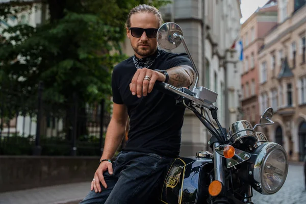 Girato Uomo Motociclista Con Sua Moto Personalizzata Strada Nel Vicolo — Foto Stock