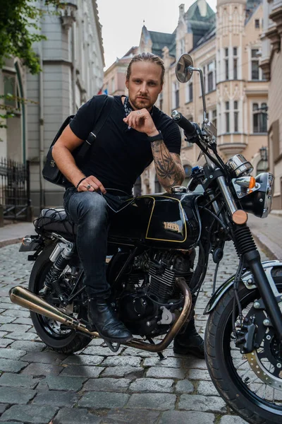 Ritratto Uomo Motociclista Urbano Sella Alla Sua Moto Personalizzata Strada — Foto Stock