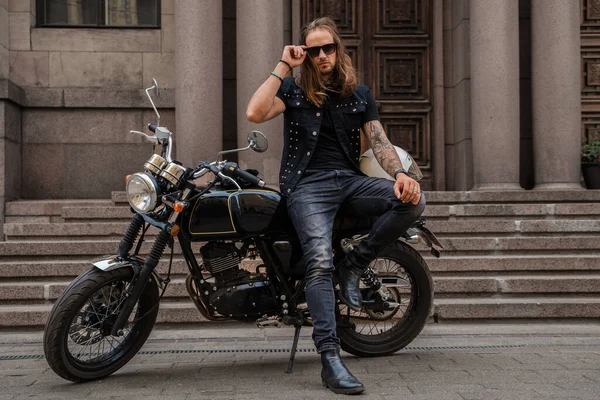Постріл Жорстокого Мотоцикліста Бородою Довгими Волоссям Кермом Мотоцикла — стокове фото
