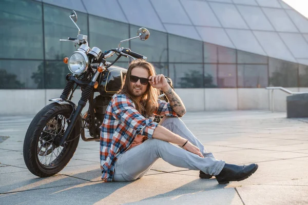 Retrato Cara Legal Motociclista Com Óculos Sol Sentado Asfalto — Fotografia de Stock