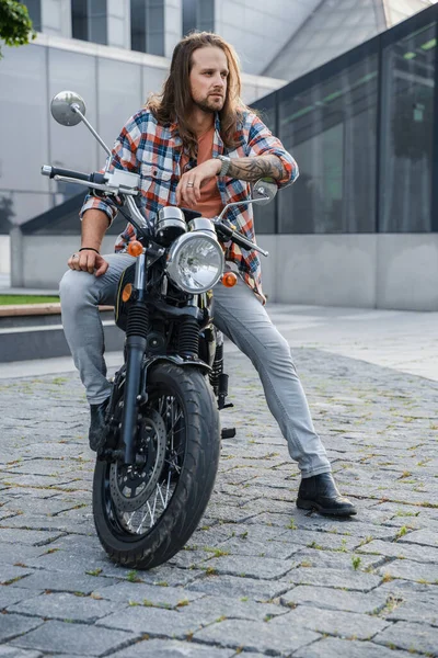 Retrato Motociclista Urbano Com Cabelos Longos Vestidos Com Trajes Casuais — Fotografia de Stock