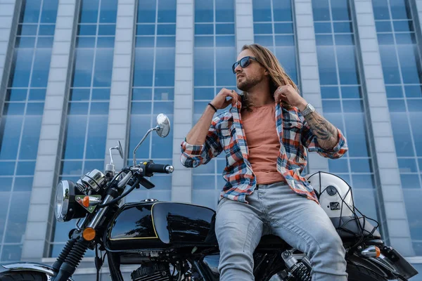 Strzał Stylowego Faceta Okularach Przeciwsłonecznych Jazdy Motocyklem Ulicy Miasta — Zdjęcie stockowe