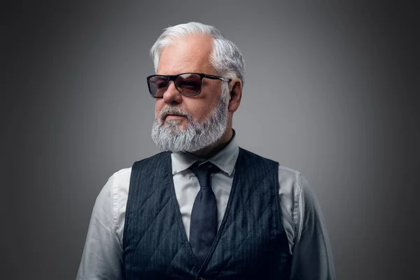 Porträtt Cool Gammal Man Med Solglasögon Klädda Väst Och Vit — Stockfoto