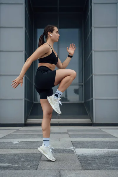 Foto Una Joven Deportista Vestida Con Ropa Deportiva Que Prepara —  Fotos de Stock