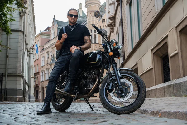 Retrato Homem Atraente Motociclista Com Tatuagens Posando Sua Motocicleta Beco — Fotografia de Stock