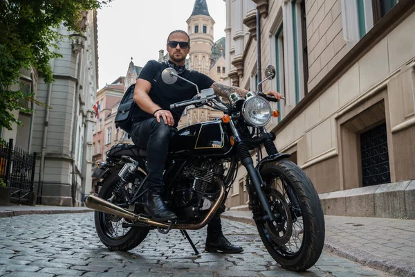 Tiro Motociclista Masculino Moda Olhando Como Roqueiro Equitação Motocicleta Cidade — Fotografia de Stock