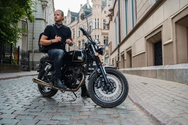 Tiro Motociclista Masculino Moda Olhando Como Roqueiro Equitação Motocicleta Cidade — Fotografia de Stock