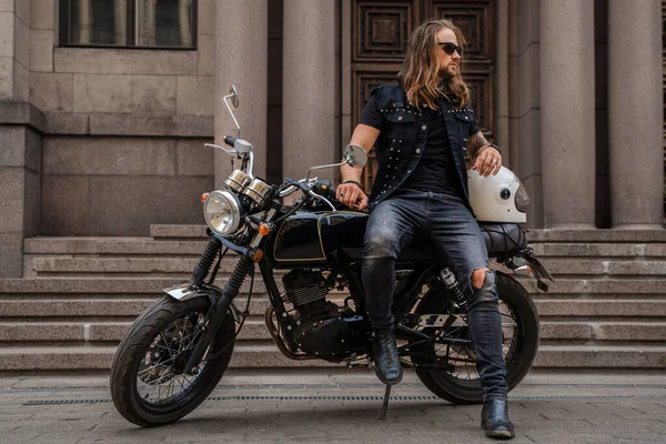 Retrato Cara Olhando Como Macho Posando Com Moto Livre — Fotografia de Stock