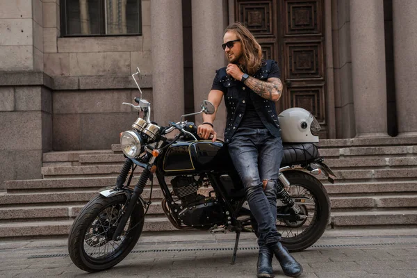 Retrato Cara Olhando Como Macho Posando Com Moto Livre — Fotografia de Stock