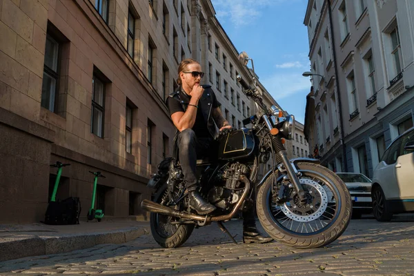 Tiro Motociclista Elegante Olhando Como Roqueiro Posando Sua Moto Pôr — Fotografia de Stock