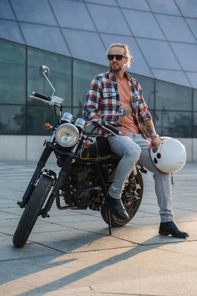 Retrato Motociclista Masculino Barbudo Com Óculos Sol Motocicleta Moda Antiga — Fotografia de Stock