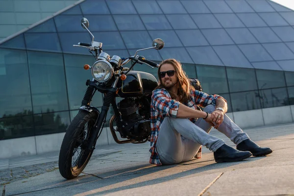 Знімок Модного Чоловіка Байкера Сидить Асфальті Нахиляючи Свій Мотоцикл Місті — стокове фото