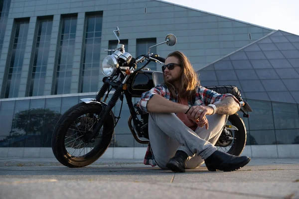 Portret Fajnego Motocyklisty Okularach Przeciwsłonecznych Siedzącego Asfalcie — Zdjęcie stockowe