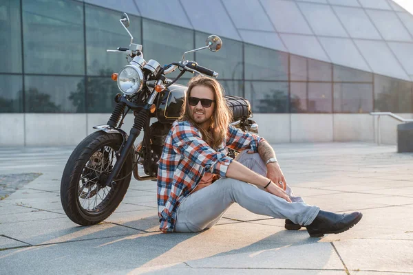 Menő Motoros Arcképe Napszemüvegben Aszfalton Ülve — Stock Fotó