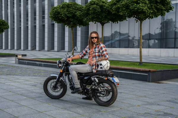 Tiro Cara Moda Com Cabelos Longos Dirigindo Motocicleta Livre Durante — Fotografia de Stock