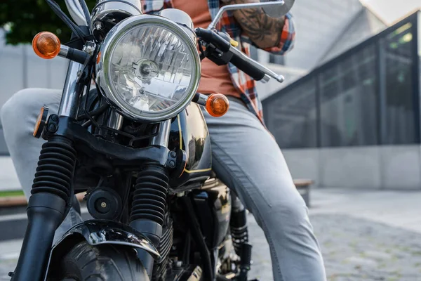Siyah Modern Motosiklet Eski Moda Far Binen Bir Adam — Stok fotoğraf