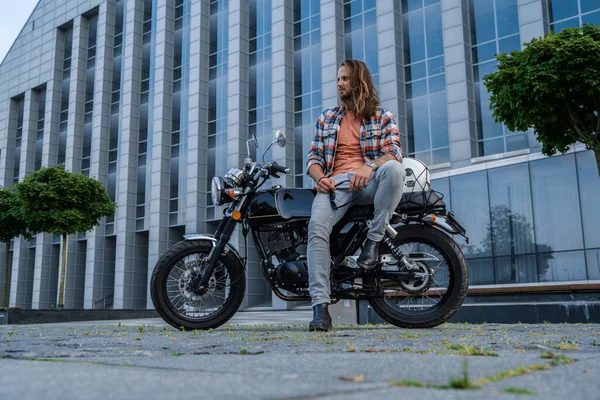 Portrait Cool Macho Long Hairs Dirivng Motorbike City Street — Stock Photo, Image