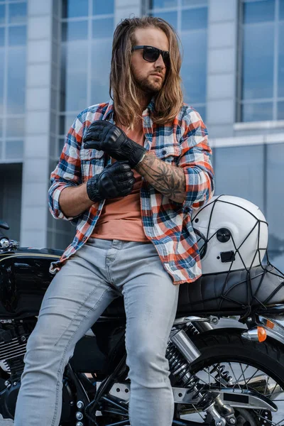 Retrato Motociclista Urbano Com Cabelos Longos Vestidos Com Trajes Casuais — Fotografia de Stock