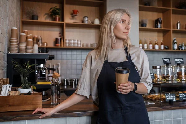 Aufnahme Einer Älteren Barfrau Mit Kaffeetasse Die Der Theke Ihres — Stockfoto