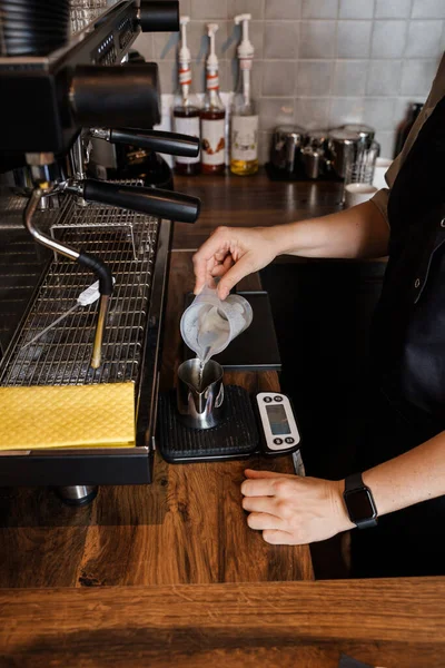 Retrato Barman Feminino Profissional Fazendo Café Café Bar Moderno — Fotografia de Stock