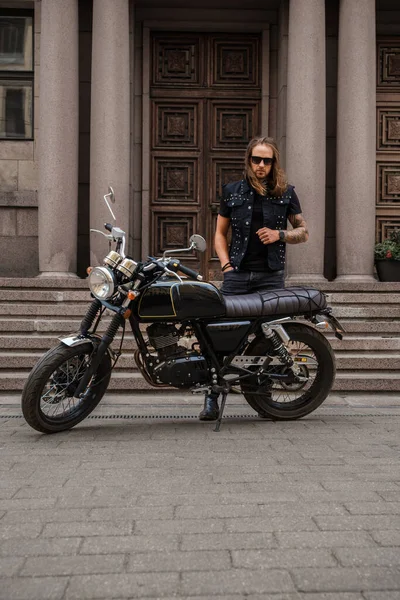 Tiro Motociclista Brutal Com Barba Cabelos Longos Dirigindo Moto — Fotografia de Stock