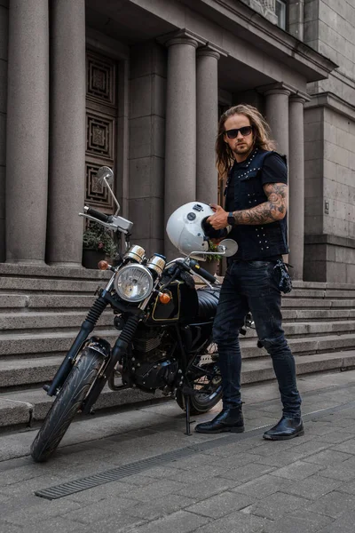 Tiro Motociclista Urbano Brutal Vestido Com Roupas Elegantes Óculos Sol — Fotografia de Stock