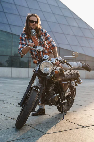 髭とサングラスでスタイリッシュな男バイカーのショット彼のオートバイに乗って — ストック写真