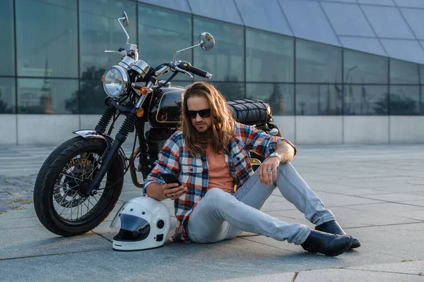 Retrato Homem Barbudo Motociclista Com Motocicleta Personalizada Posando Asfalto — Fotografia de Stock