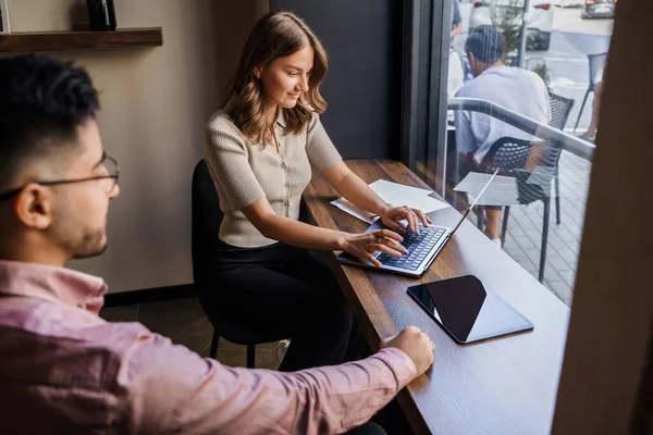 Sevgilisi ve kahve dükkanında boş vakitlerinde çekilmiş bir kadın fotoğrafı..