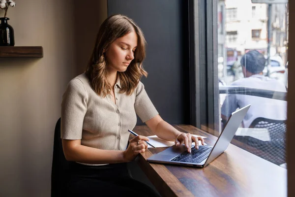 Shot Van Vrouwelijke Zakenman Met Behulp Van Laptop Wachten Koffie — Stockfoto