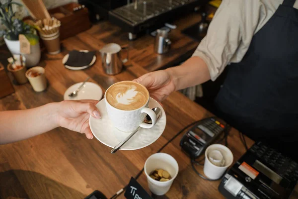 Tiro Cafeteira Servindo Seu Cliente Café Bar — Fotografia de Stock