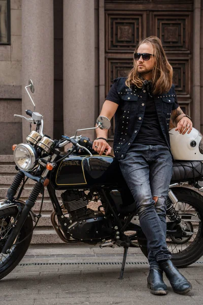 Retrato Cara Olhando Como Macho Posando Com Moto Livre — Fotografia de Stock