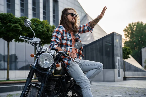 Retrato Motorista Bicicleta Homem Com Óculos Sol Acenando Com Mão — Fotografia de Stock