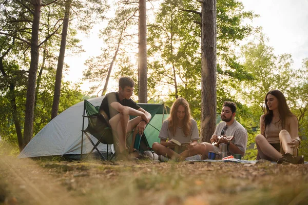 Gesellschaft Befreundeter Wanderer Die Sommer Zusammen Campen Gitarre Spielen Und — Stockfoto