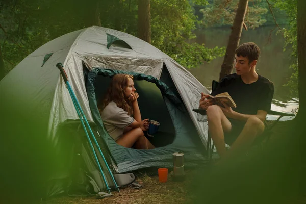 Skjuten Man Vandrare Med Sin Flickvän Läser Bok Och Camping — Stockfoto