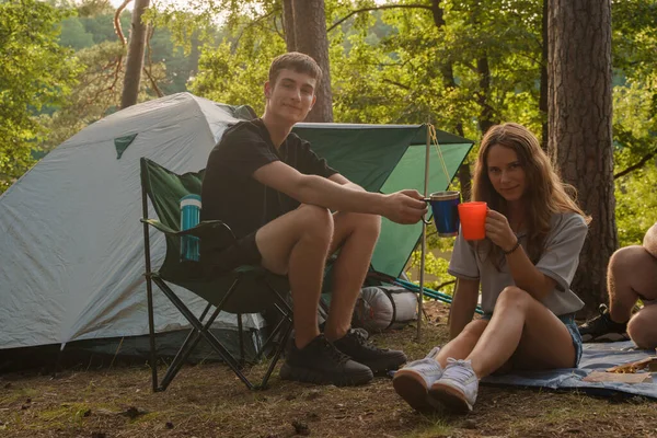 Retrato Jovens Caminhantes Bebendo Chá Juntos Seu Fim Semana Viagem — Fotografia de Stock