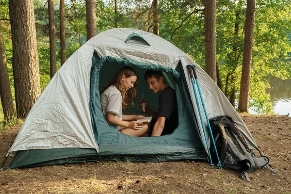 Retrato Casal Viajantes Namoro Viagem Floresta Com Tenda Livro Verão — Fotografia de Stock