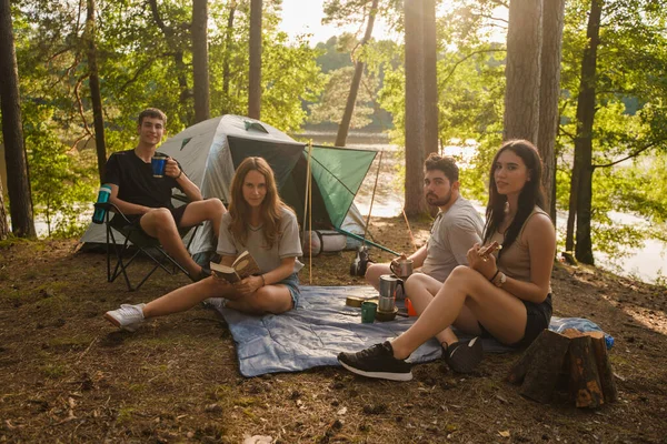 Disparo Alegre Compañía Personas Viaje Con Camping Bosque Verano — Foto de Stock