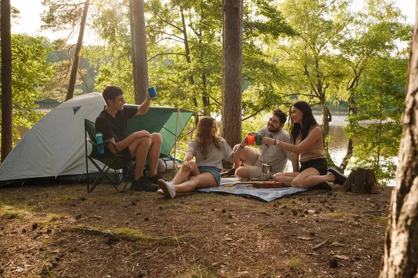 Aventura Verão Quatro Amigos Pendurados Juntos Bebendo Chá Divertindo — Fotografia de Stock