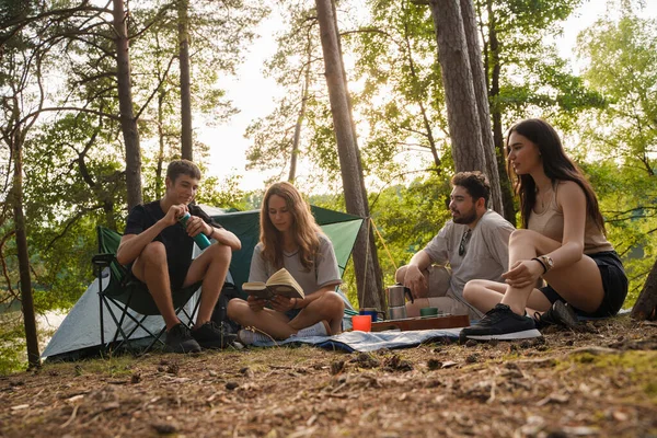 Fyra Resenärer Vänner Camping Tillsammans Skogen Nära Floden Sommaren — Stockfoto