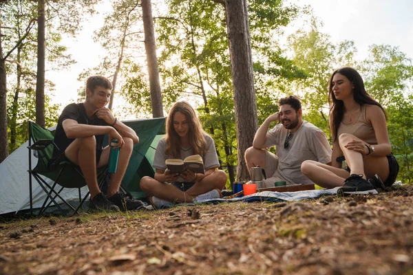 Vier Befreundete Wanderer Zelten Sommer Gemeinsam Wäldern Fluss — Stockfoto