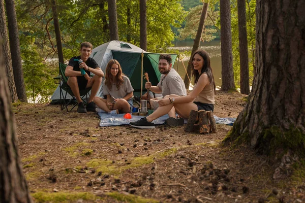 Quatro Viajantes Amigos Acampar Juntos Florestas Perto Rio Verão — Fotografia de Stock