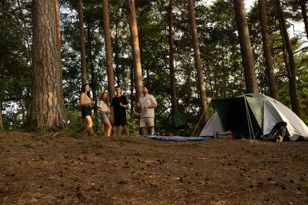 Porträtt Glada Vänner Upptäcktsresande Camping Och Avkoppling Skogen Resa — Stockfoto