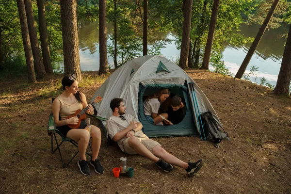 Aufnahme Von Fröhlicher Gesellschaft Von Freunden Mit Gitarre Beim Zelten — Stockfoto