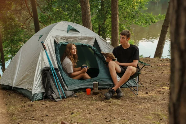 Tiro Hombre Excursionista Con Novia Leyendo Libro Acampando Madera Verano — Foto de Stock