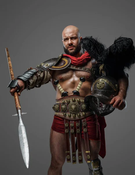 拍严重的罗马角斗士与裸体躯干持有长矛和羽毛头盔 — 图库照片