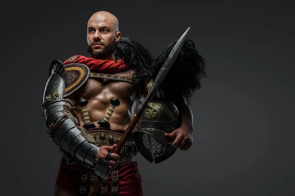 Porträtt Isolerad Grå Bakgrund Gladiator Med Muskulös Bygga Hålla Hjälm — Stockfoto