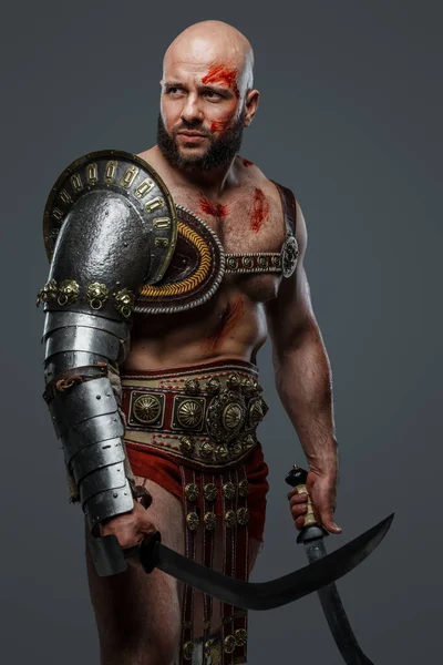 Schuss Eines Muskulösen Antiken Gladiators Mit Zwei Schwertern Rüstung Vor — Stockfoto